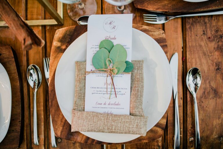 Vintage Hochzeit Papeterie: Kraft­papier, Serifenschriften und nostalgische Motive