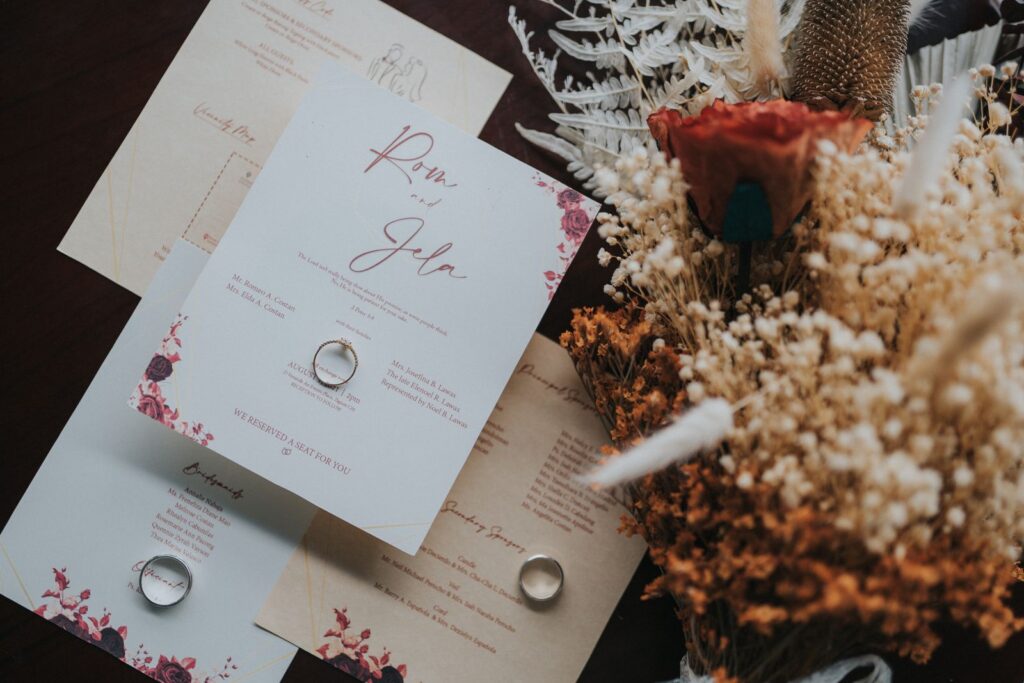 Hochzeitskarten verschicken: Der genaue Zeitplan – wann was raus muss